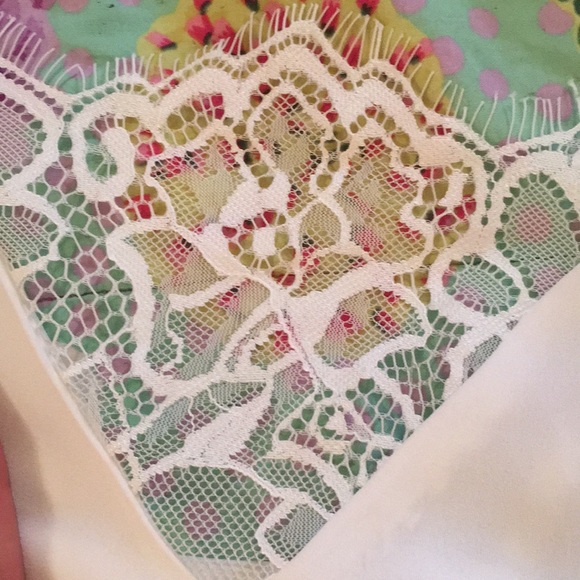 White tank top - Picture 2 of 4